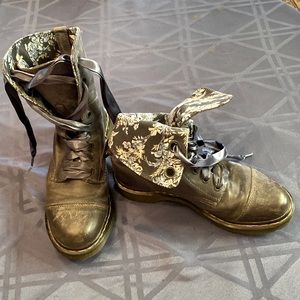 Dr Martens 9 Hole Aimilie Navy Blue Floral UK 7 EU 41 US L 9 Doc Boots